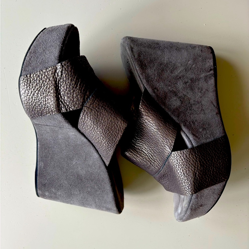 Riviera Gray Wedge Shoes with Textured Design